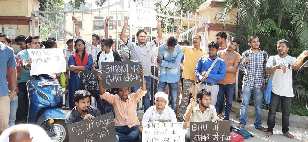 प्रदर्शनरत उम्मीदवार. (चित्र साभार- रिज़वाना तबस्सुम)